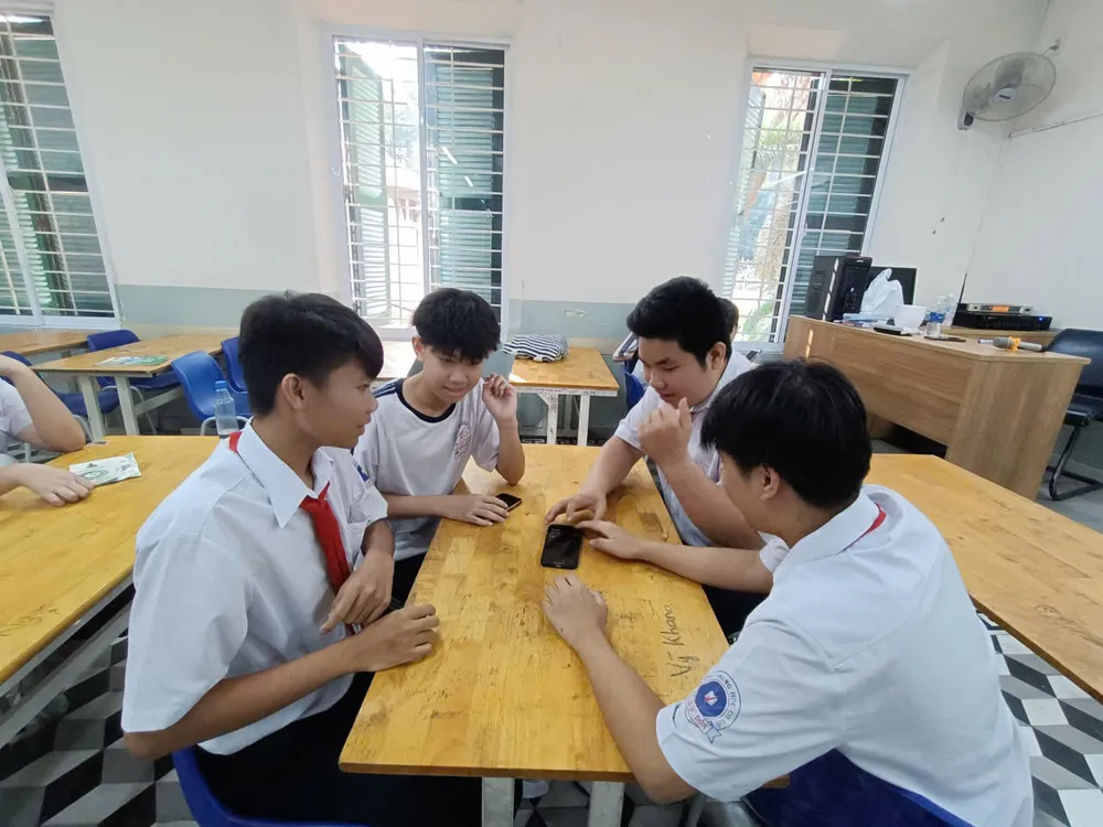 Học sinh Trường THCS Lê Quý Đôn (phường Xuân Hòa) sử dụng điện thoại di động vào mục đích học tập z7023918500563_796bd98234571fcb9c372cdaae01baf0.jpg