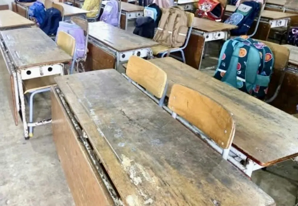 Hình ảnh bàn ghế xuống cấp tại Trường Tiểu học Vĩnh Tân (phường Vĩnh Tân) anh-1bg-17584349468201136507020.jpg