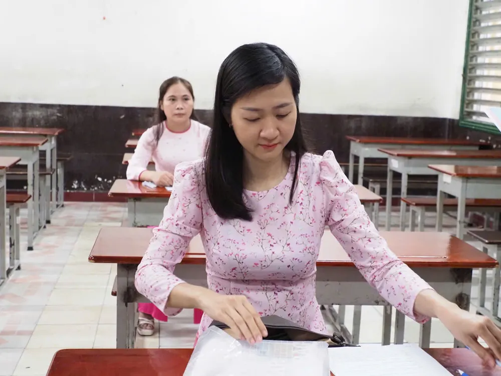 Thí sinh Trương Thanh Trúc đăng ký nguyện vọng tuyển dụng vào Trường Mầm non Sơn Ca (phường Tân Hòa) z7054487921010_24da217f2fc6236cf4d5e6835ee0556a.jpg