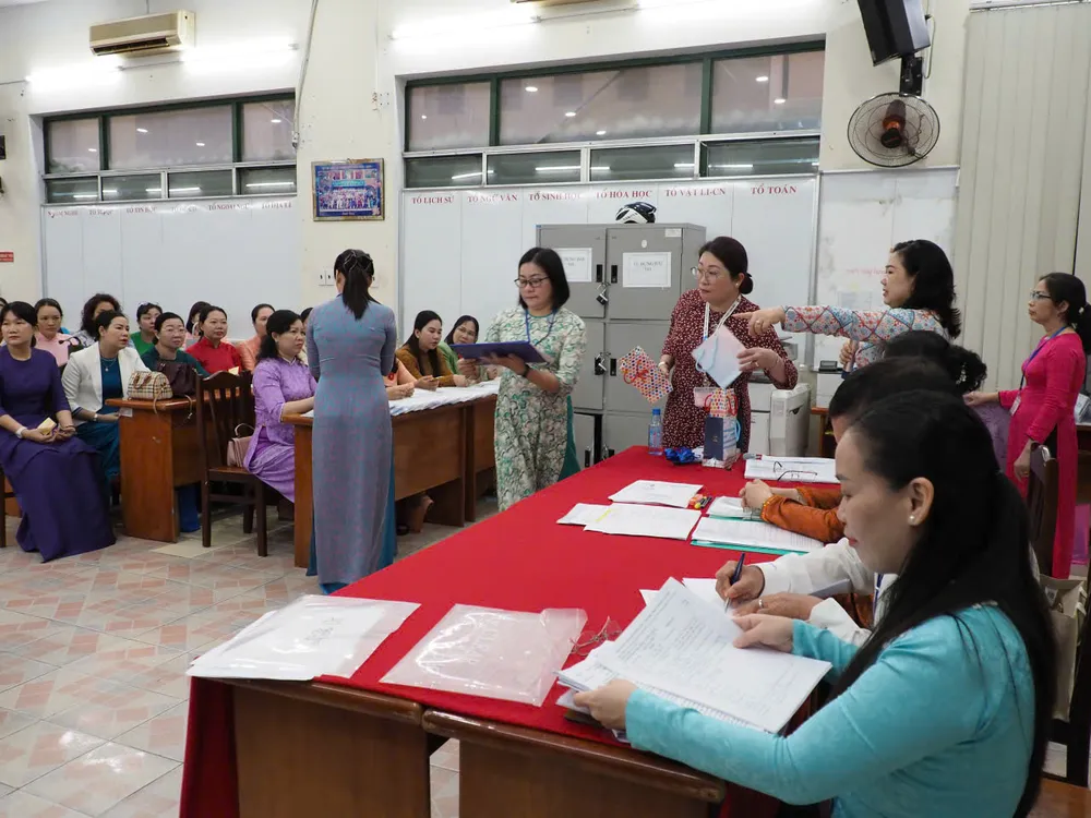 Các thành viên trong hội đồng phân công nhiệm vụ trước giờ thí sinh làm thủ tục tham dự kỳ thi z7054487979934_b51bbe6ab71cf8d2d39d4a41e1760681.jpg