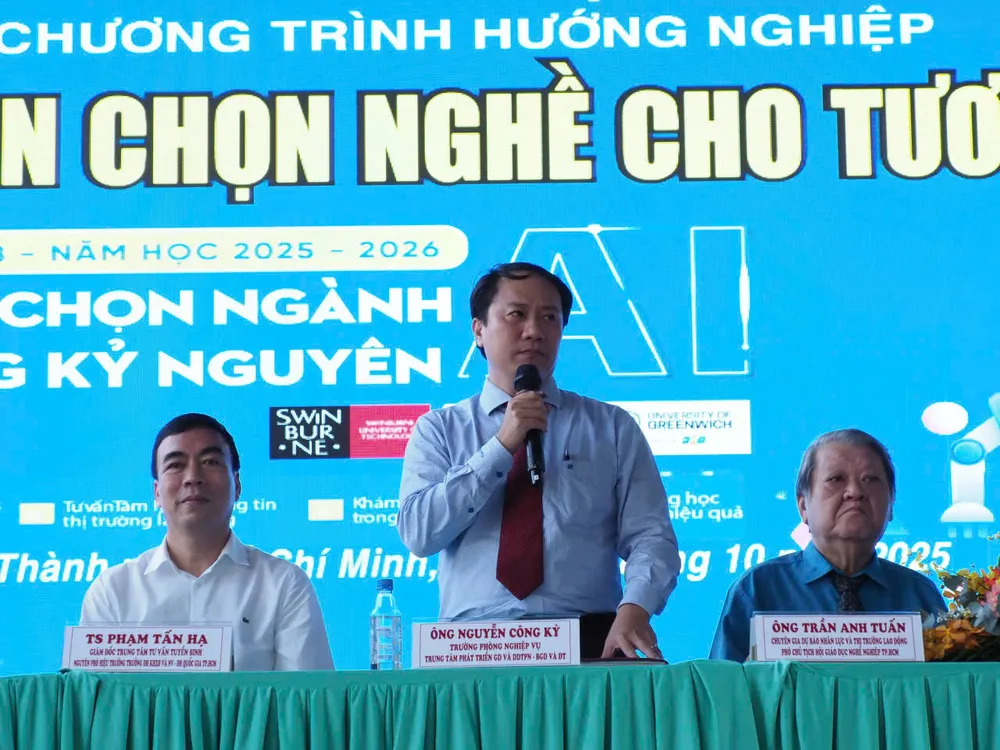 Các chuyên gia tư vấn tham gia chương trình tư vấn hướng nghiệp 6aec44b3651cef42b60d.jpg