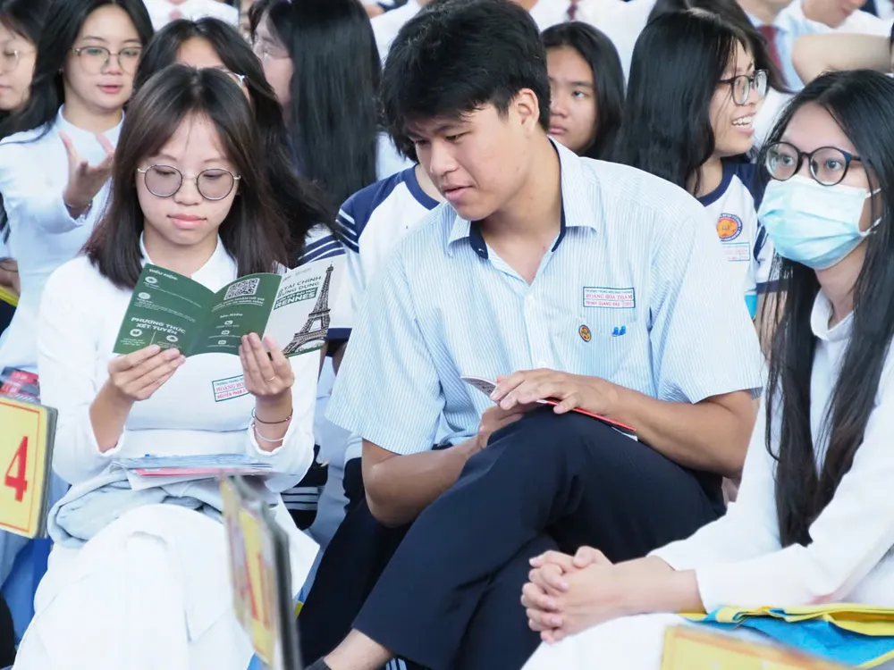 Học sinh chăm chú theo dõi thông tin tuyển sinh của các trường đại học tại chương trình d523d25ef3f179af20e0.jpg