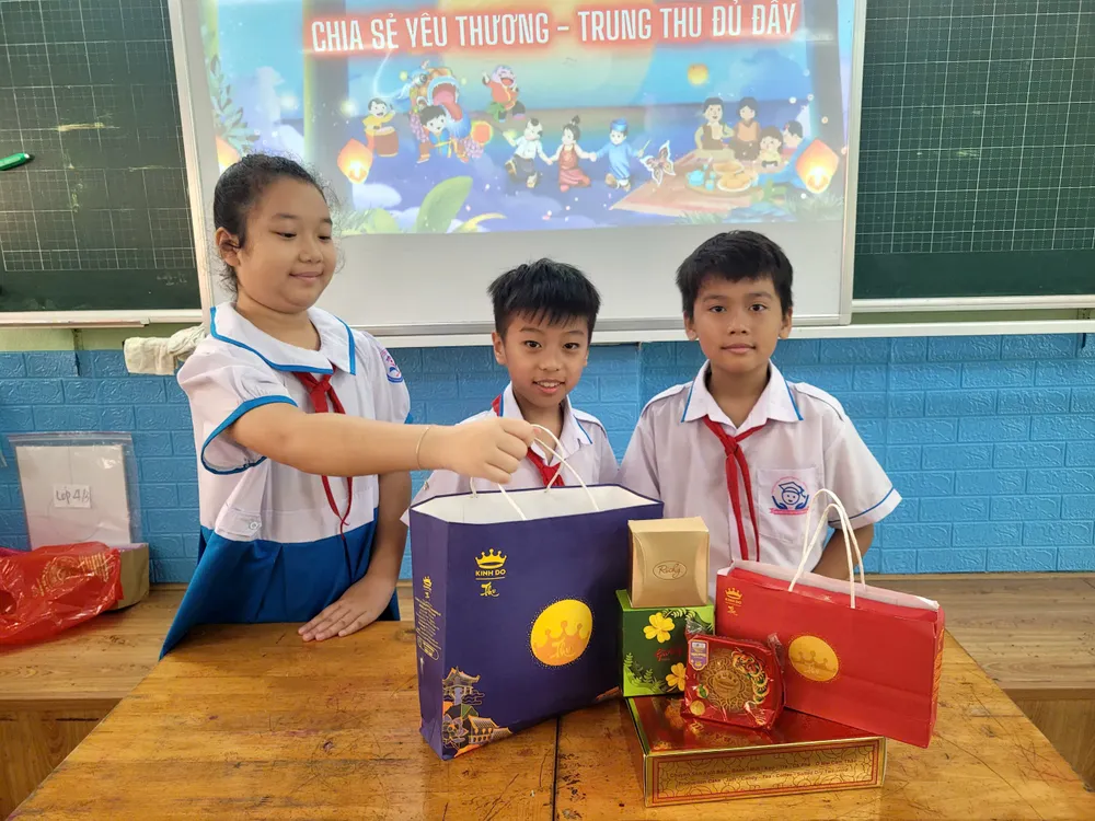 Học sinh lớp 4/3, Trường Tiểu học Nguyễn Huệ (phường Bến Thành) quyên góp giúp đỡ học sinh có hoàn cảnh khó khăn z7084788919252_4a2c44fcae7ec1de4065d1d6f8c59b80.jpg