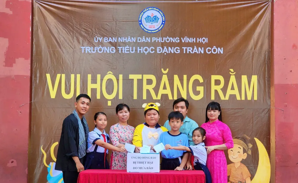 Giáo viên, học sinh Trường Tiểu học Đặng Trần Côn (phường Vĩnh Hội) quyên góp ủng hộ đồng bào bị thiệt hại do bão, lũ z7090923290360_d7316ecbb52b46fd4b09b9ea72325168.jpg