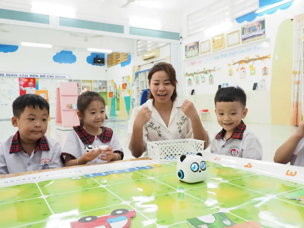 Học sinh Trường Mầm non Họa Mi 2 (phường Chợ Lớn, TPHCM) làm quen robot thông minh