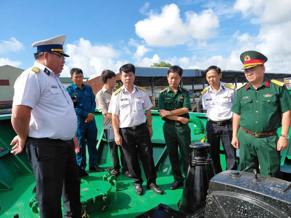 Đoàn công tác kiểm tra hệ thống tời neo và mặt boong