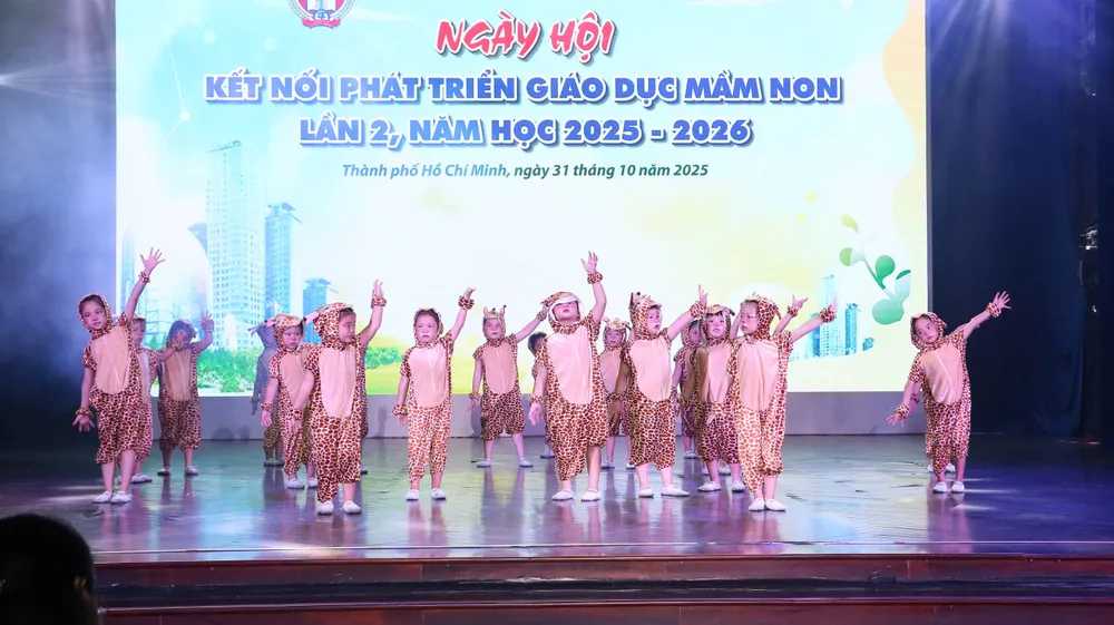 Học sinh tham gia biểu diễn văn nghệ tại ngày hội z7174039906569_e2a769f3b2c45a608a1ac58b76d15c78.jpg