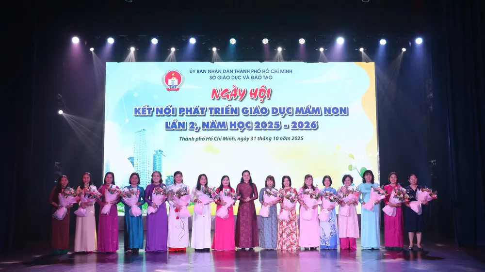 Tại ngày hội, lãnh đạo Sở GD-ĐT TPHCM tặng hoa tri ân 16 cụm trưởng chuyên môn bậc học mầm non trên địa bàn TPHCM z7174041220361_72dbbe8bc1cc62cef246c1cf472070f9.jpg