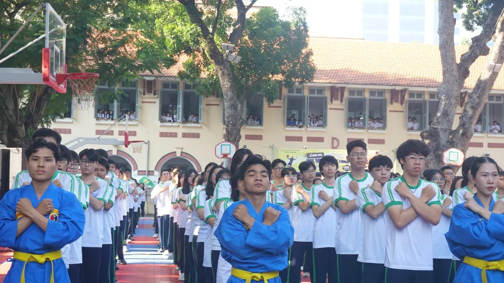 Học sinh Trường THPT Marie Curie (phường Võ Thị Sáu) tham gia đồng diễn vào sáng 1-12