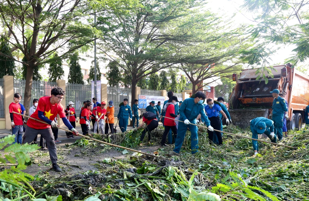 Hơn 1.000 đoàn viên, thanh niên ra quân dọn vệ sinh Rạch Lăng 2