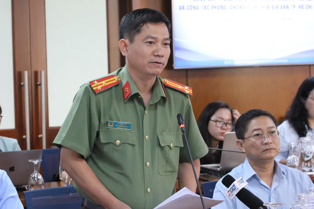 Thượng tá Lê Mạnh Hà, Phó Phòng Tham mưu, Công an TPHCM thông tin tại buổi họp