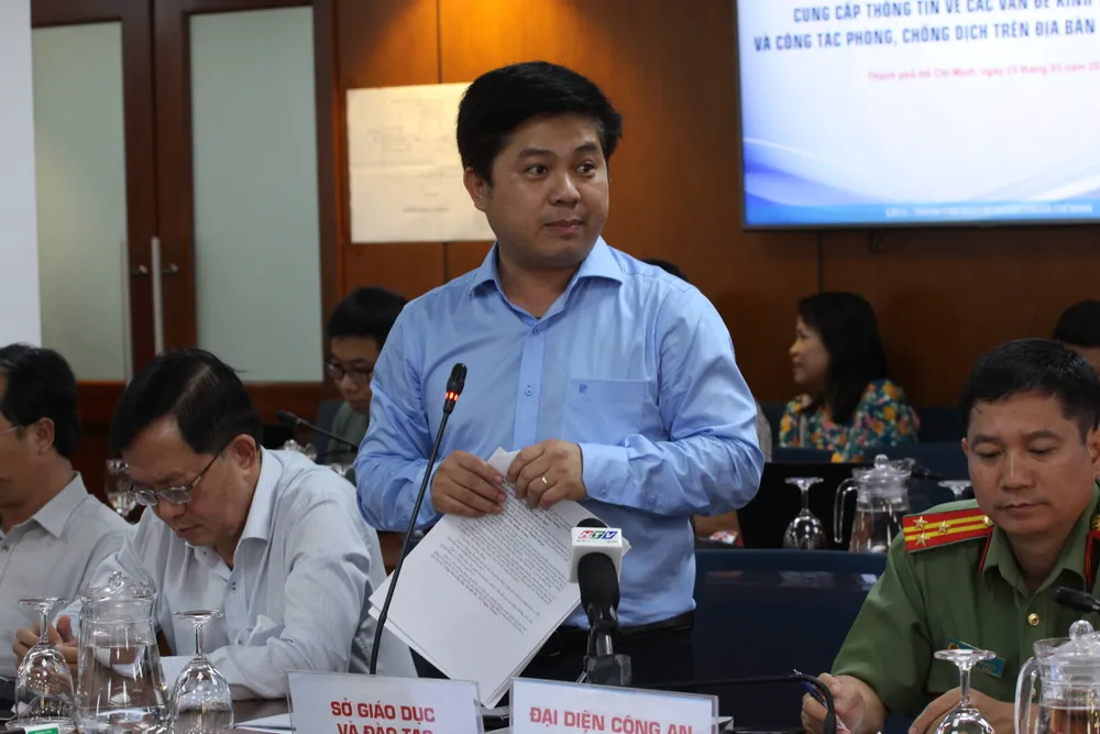 Chánh Văn phòng Sở GD-ĐT TPHCM Hồ Tấn Minh thông tin tại họp báo