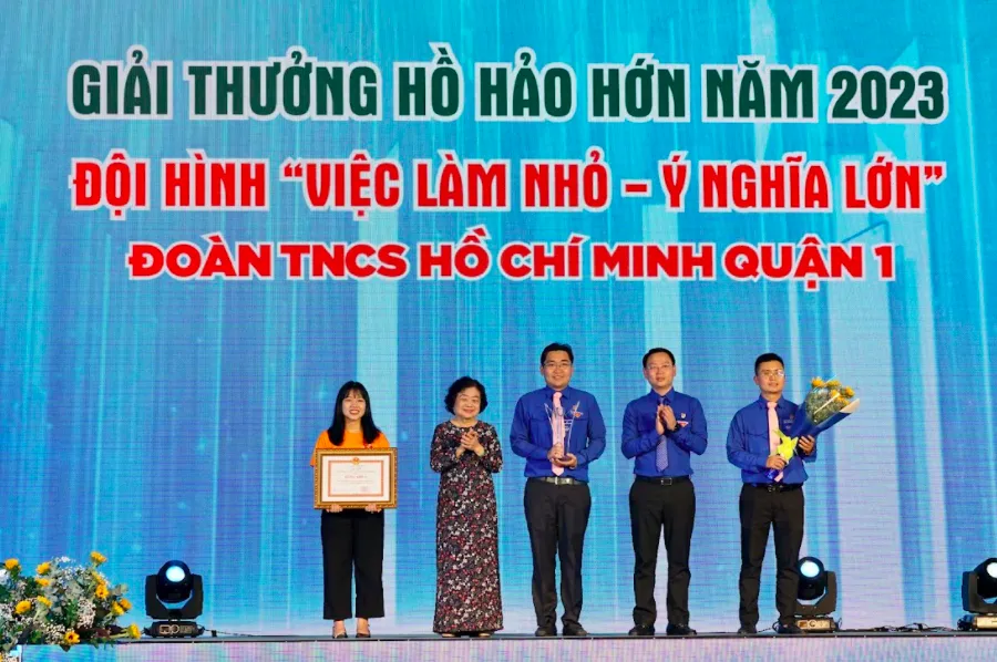 Nguyên Phó Chủ tịch nước Trương Mỹ Hoa cùng Trưởng Ban Thanh niên Công nhân và Đô thị Trung ương Trần Hữu trao giải thưởng Hồ Hảo Hớn cho Quận Đoàn 1. Ảnh: HOÀNG HÙNG Nguyên Phó Chủ tịch nước Trương Mỹ Hoa cùng Trưởng Ban Thanh niên Công nhân và Đô thị Trung ương Trần Hữu trao giải thưởng Hồ Hảo Hớn cho Quận Đoàn 1. Ảnh: HOÀNG HÙNG