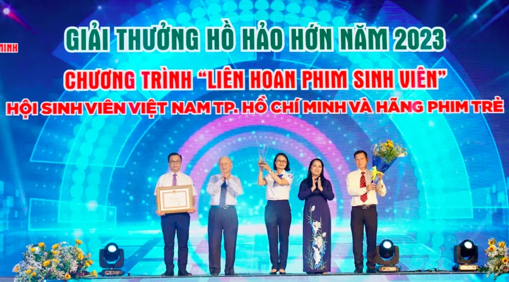 Nguyên Chủ tịch HĐND TPHCM Phạm Chánh Trực và Chủ tịch Ủy ban MTTQ Việt Nam Trần Kim Yến trao giải thưởng Hồ Hảo Hớn cho Hội Sinh viên Việt Nam TPHCM và Hãng phim Trẻ. Ảnh: HOÀNG HÙNG Nguyên Chủ tịch HĐND TPHCM Phạm Chánh Trực và Chủ tịch Ủy ban MTTQ Việt Nam Trần Kim Yến trao giải thưởng Hồ Hảo Hớn cho Hội Sinh viên Việt Nam TPHCM và Hãng phim Trẻ. Ảnh: HOÀNG HÙNG