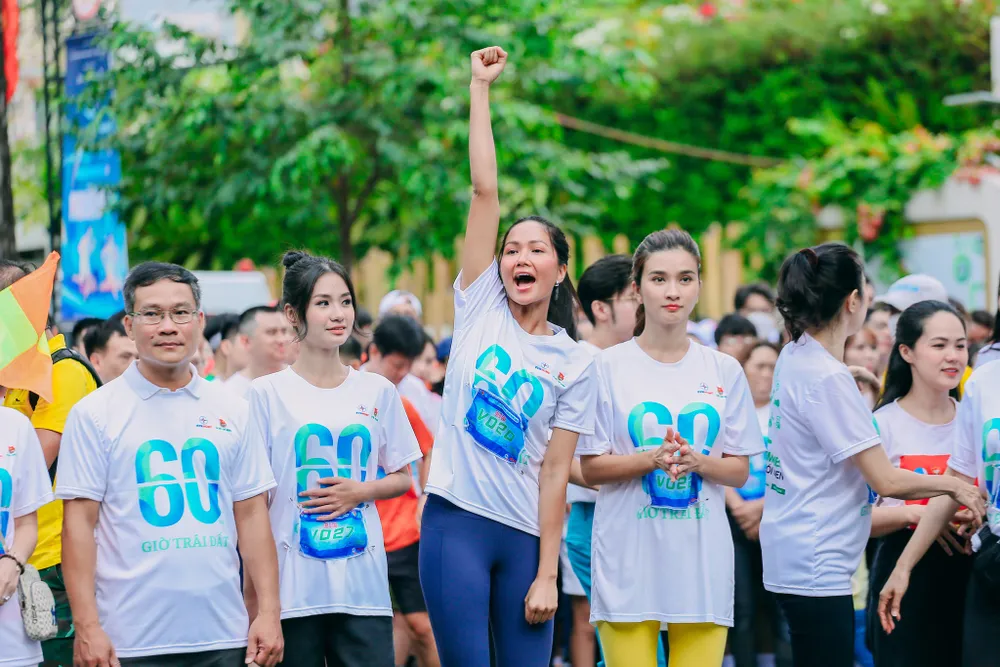 Các hoa hậu, nghệ sĩ cùng hơn 1.000 đoàn viên, sinh viên tham gia giải chạy bộ “Bước chân xanh”. Ảnh: CTV