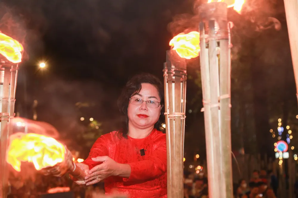 Phó Trưởng Ban Văn hóa - Xã hội TPHCM Trần Hải Yến tham dự lễ thắp đuốc. Ảnh: CTV