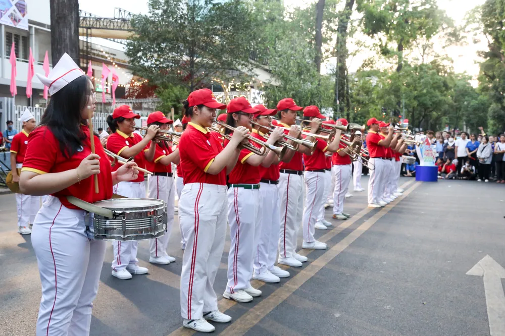 Chương trình biểu diễn trống kèn thu hút khán giả. Ảnh: THẢO LÊ