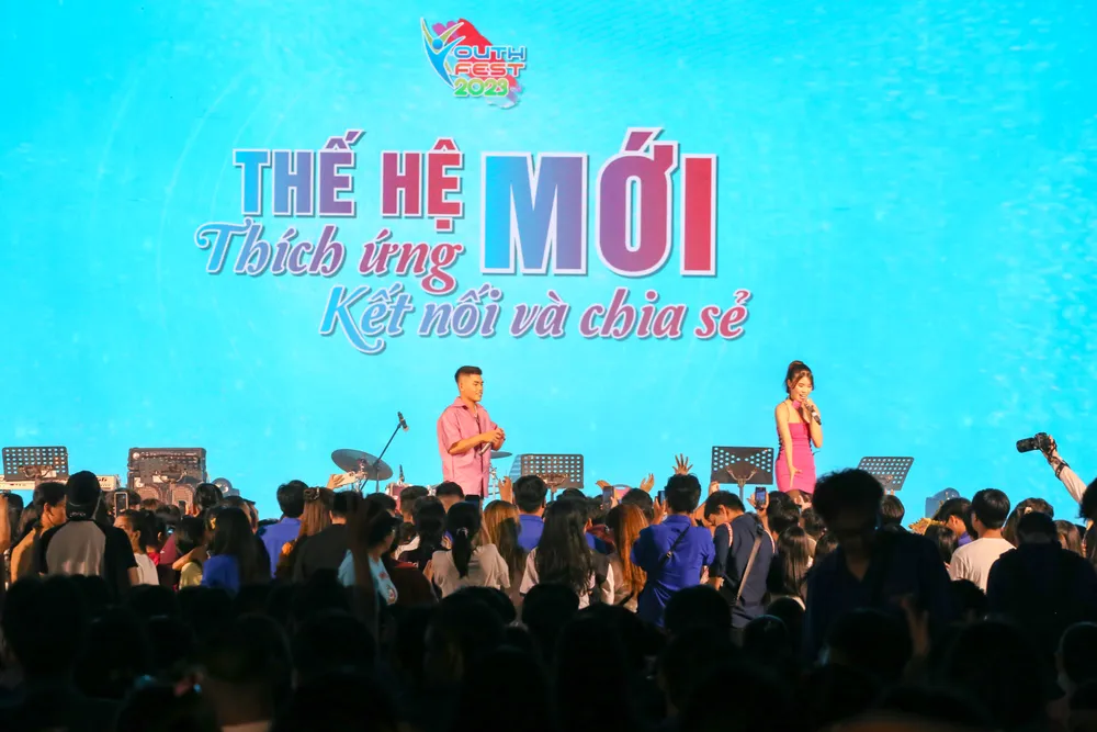 Hàng ngàn thanh niên tề tựu tại Nhà Văn hóa Thanh niên TPHCM tham gia chương trình biểu diễn nghệ thuật. Ảnh: THẢO LÊ