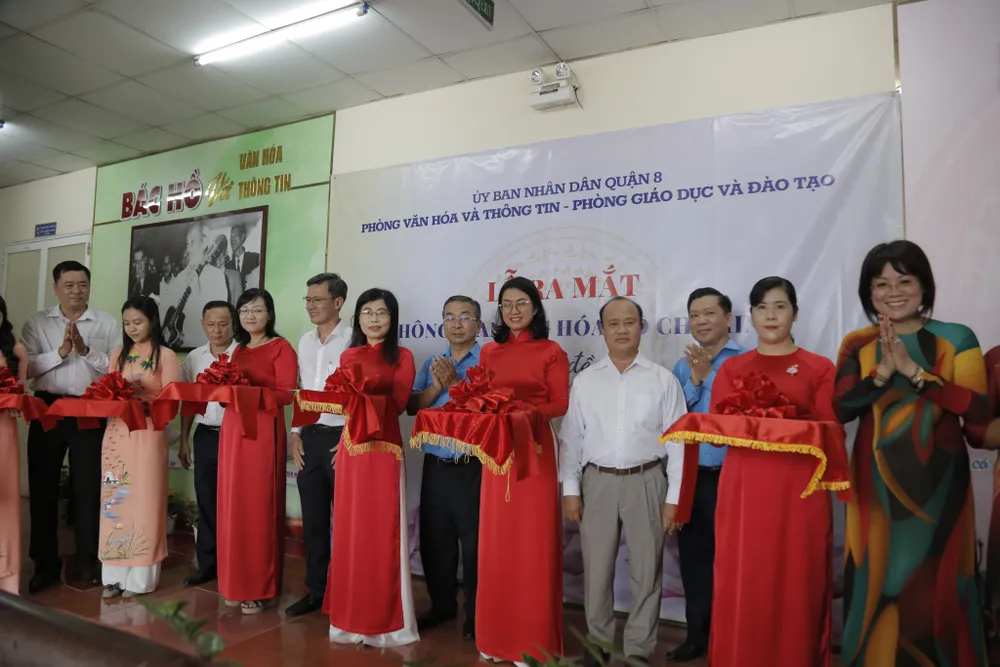 Các đại biểu cắt băng ra mắt Không gian văn hóa Hồ Chí Minh. Ảnh: CTV Các đại biểu cắt băng ra mắt Không gian văn hóa Hồ Chí Minh. Ảnh: CTV