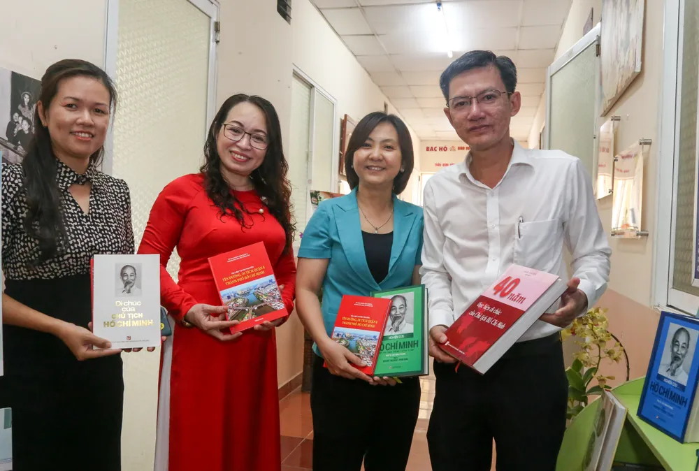 Nhiều tư liệu, sách, hình ảnh về Chủ tịch Hồ Chí Minh được bày trí tại không gian văn hóa. Ảnh: THẢO LÊ Nhiều tư liệu, sách, hình ảnh về Chủ tịch Hồ Chí Minh được bày trí tại không gian văn hóa. Ảnh: THẢO LÊ