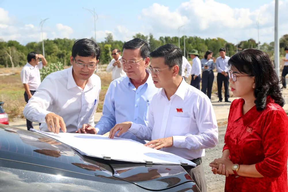 Đoàn giám sát khảo sát dự án di dời bố trí dân cư phòng tránh thiên tai xã đảo Thạnh An. Ảnh: THẢO LÊ