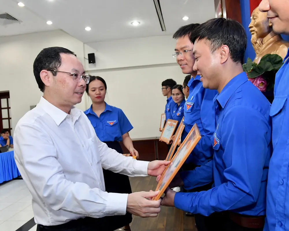 Phó Bí thư Thành ủy TPHCM Nguyễn Văn Hiếu trao bằng khen của Ban Thường vụ Thành đoàn cho các tập thể có thành tích xuất sắc trong Tháng Thanh niên. Ảnh: VIỆT DŨNG Phó Bí thư Thành ủy TPHCM Nguyễn Văn Hiếu trao bằng khen của Ban Thường vụ Thành đoàn cho các tập thể có thành tích xuất sắc trong Tháng Thanh niên. Ảnh: VIỆT DŨNG