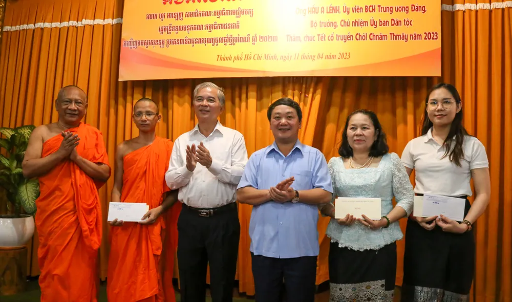 Chủ nhiệm Ủy ban Dân tộc Hầu A Lềnh và Phó Chủ tịch UBND TPHCM Ngô Minh Châu trao quà hỗ trợ các đồng bào Khmer và sinh viên Lào tại TPHCM. Ảnh: THẢO LÊ Chủ nhiệm Ủy ban Dân tộc Hầu A Lềnh và Phó Chủ tịch UBND TPHCM Ngô Minh Châu trao quà hỗ trợ các đồng bào Khmer và sinh viên Lào tại TPHCM. Ảnh: THẢO LÊ