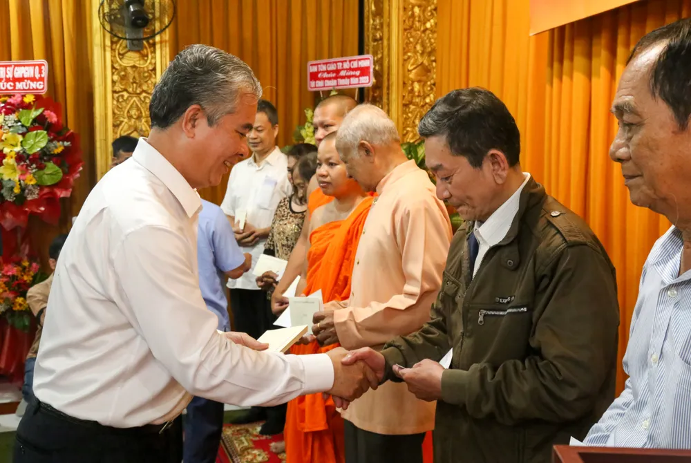 Phó Chủ tịch UBND TPHCM Ngô Minh Châu trao quà cho những người có uy tín trong cộng đồng Khmer. Ảnh: THẢO LÊ Phó Chủ tịch UBND TPHCM Ngô Minh Châu trao quà cho những người có uy tín trong cộng đồng Khmer. Ảnh: THẢO LÊ