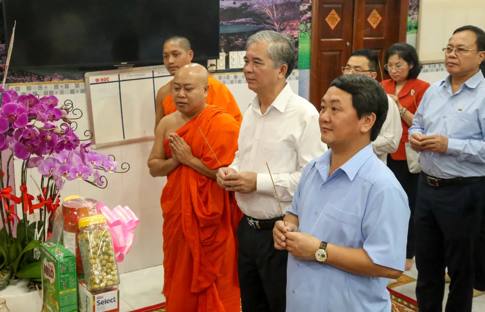 Đoàn đại biểu dâng hương tại chùa Pothiwong. Ảnh: THẢO LÊ Đoàn đại biểu dâng hương tại chùa Pothiwong. Ảnh: THẢO LÊ