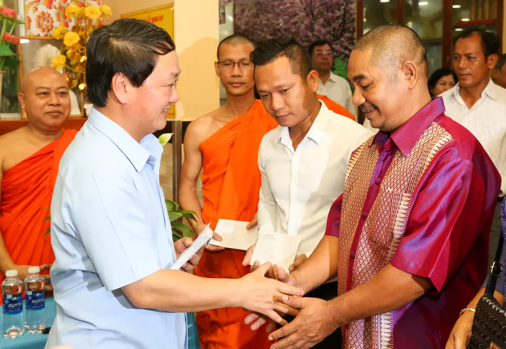 Chủ nhiệm Ủy ban Dân tộc Hầu A Lềnh trao quà đến đồng bào dân tộc người Khmer tại chùa Pothiwong. Ảnh: THẢO LÊ Chủ nhiệm Ủy ban Dân tộc Hầu A Lềnh trao quà đến đồng bào dân tộc người Khmer tại chùa Pothiwong. Ảnh: THẢO LÊ