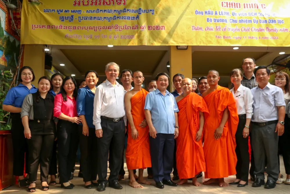 Đoàn đại biểu chụp ảnh lưu niệm cùng hoà thượng, đại đức, chư tăng và cộng đồng người Khmer tại chùa Pothiwong. Ảnh: THẢO LÊ Đoàn đại biểu chụp ảnh lưu niệm cùng hoà thượng, đại đức, chư tăng và cộng đồng người Khmer tại chùa Pothiwong. Ảnh: THẢO LÊ