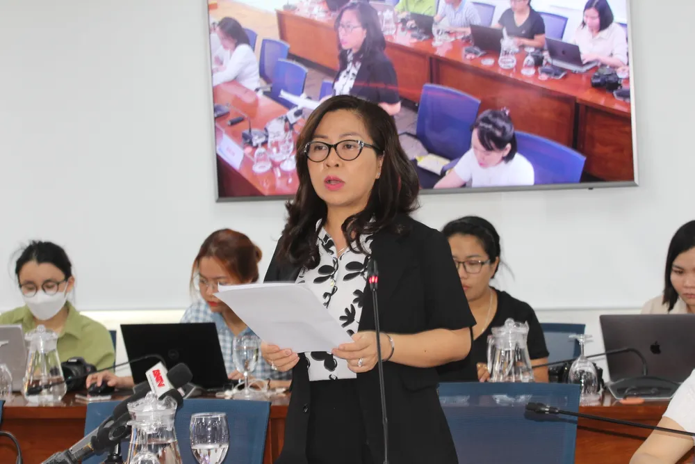 Phó Chánh Văn phòng Sở VH-TT TPHCM Nguyễn Mỹ Ngọc thông tin tại buổi họp báo