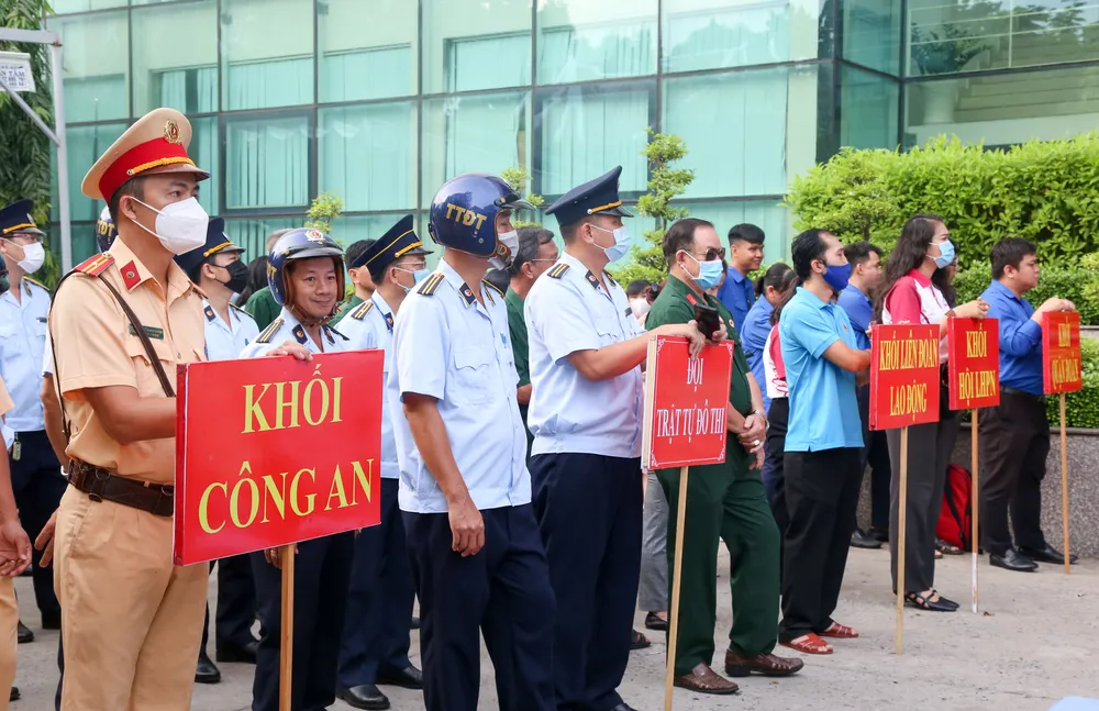 Các cơ quan, đơn vị, đoàn thể hưởng ứng lễ ra quân. Ảnh: THẢO LÊ Các cơ quan, đơn vị, đoàn thể hưởng ứng lễ ra quân. Ảnh: THẢO LÊ