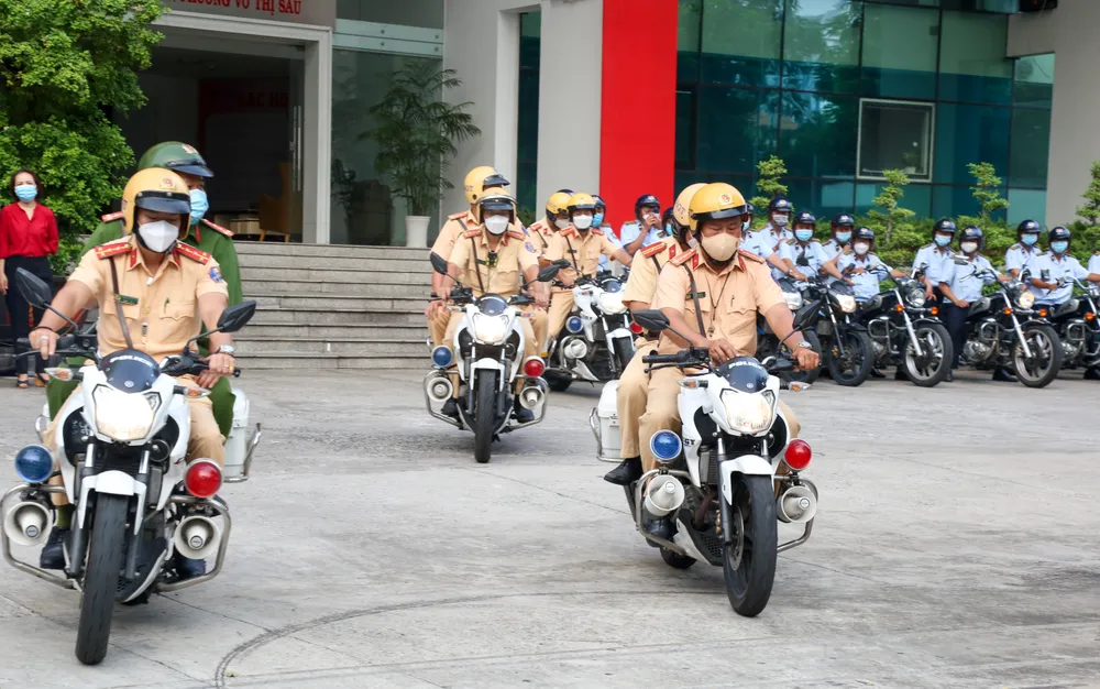 Đoàn xe diễu hành qua các con đường lớn để tuyên truyền, vận động, xử phạt các hành vi vi phạm trật tự đô thị,vệ sinh môi trường, an toàn giao thông. Ảnh: THẢO LÊ Đoàn xe diễu hành qua các con đường lớn để tuyên truyền, vận động, xử phạt các hành vi vi phạm trật tự đô thị,vệ sinh môi trường, an toàn giao thông. Ảnh: THẢO LÊ