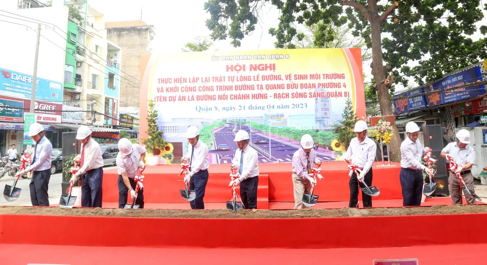 Lãnh đạo quận 8 khởi công cải tạo đường Tạ Quang Bửu. Ảnh: THẢO LÊ