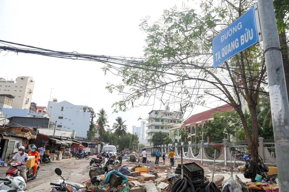 Hiện trạng của đường Tạ Quang Bửu, phường 4. Ảnh: THẢO LÊ 