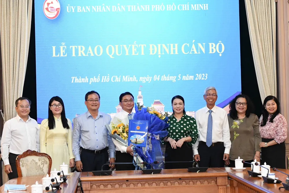 Phó Chủ tịch UBND TPHCM Võ Văn Hoan cùng lãnh đạo các sở, ban, ngành TPHCM và quận 11 tặng hoa chúc mừng tân Chủ tịch UBND quận 11. Ảnh: VIỆT DŨNG Phó Chủ tịch UBND TPHCM Võ Văn Hoan cùng lãnh đạo các sở, ban, ngành TPHCM và quận 11 tặng hoa chúc mừng tân Chủ tịch UBND quận 11. Ảnh: VIỆT DŨNG