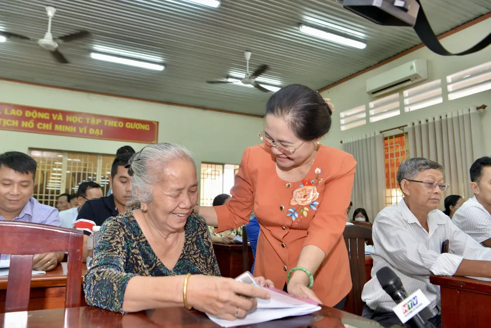 Chủ tịch HĐND TPHCM Nguyễn Thị Lệ thăm hỏi người dân bị ảnh hưởng dự án đường Vành đai 3. Ảnh: CAO THĂNG Chủ tịch HĐND TPHCM Nguyễn Thị Lệ thăm hỏi người dân bị ảnh hưởng dự án đường Vành đai 3. Ảnh: CAO THĂNG