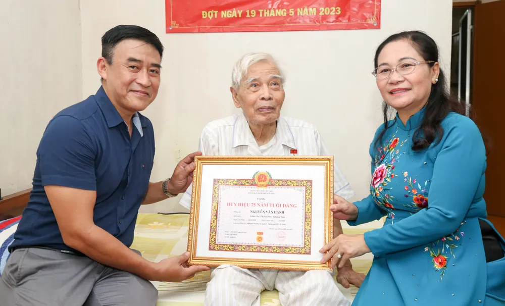 Chủ tịch HĐND TPHCM Nguyễn Thị Lệ trao Huy hiệu 75 năm tuổi Đảng cho đảng viên Nguyễn Văn Hạnh. Ảnh: THẢO LÊ