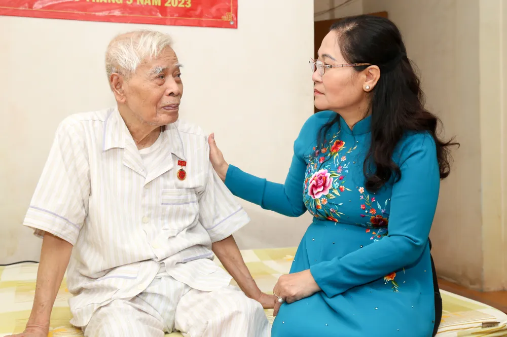 Chủ tịch HĐND TPHCM Nguyễn Thị Lệ gửi lời thăm hỏi ân cần đến đảng viên Nguyễn Văn Hạnh. Ảnh: THẢO LÊ