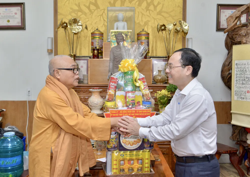 Đồng chí Nguyễn Văn Hiếu thăm, chúc mừng Hòa thượng Thích Giác Toàn tại Pháp viện Minh Đăng Quang. Ảnh: CAO THĂNG