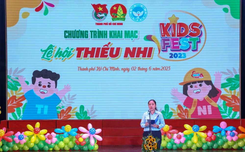 Phó Bí thư Thành đoàn, Chủ tịch Hội đồng Đội TPHCM Trịnh Thị Hiền Trân phát biểu khai mạc lễ hội. Ảnh: THẢO LÊ Phó Bí thư Thành đoàn, Chủ tịch Hội đồng Đội TPHCM Trịnh Thị Hiền Trân phát biểu khai mạc lễ hội. Ảnh: THẢO LÊ