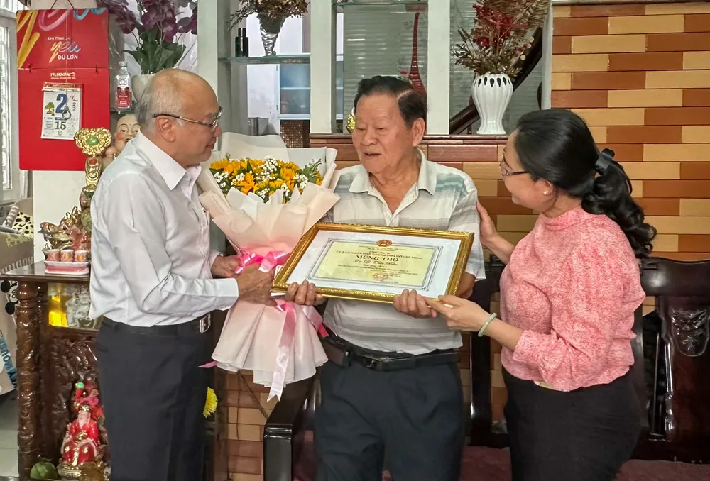 Đoàn đại biểu mừng thọ, tặng hoa chúc mừng cụ Lê Tấn Bửu. Ảnh: THẢO LÊ Đoàn đại biểu mừng thọ, tặng hoa chúc mừng cụ Lê Tấn Bửu. Ảnh: THẢO LÊ