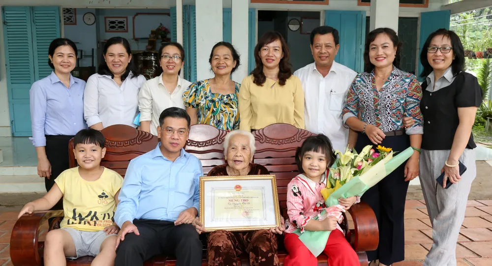 Đoàn đại biểu đến thăm, mừng thọ cụ Nguyễn Thị Se, sinh năm 1933 tại xã Nhuận Đức, huyện Củ Chi. Ảnh: THẢO LÊ