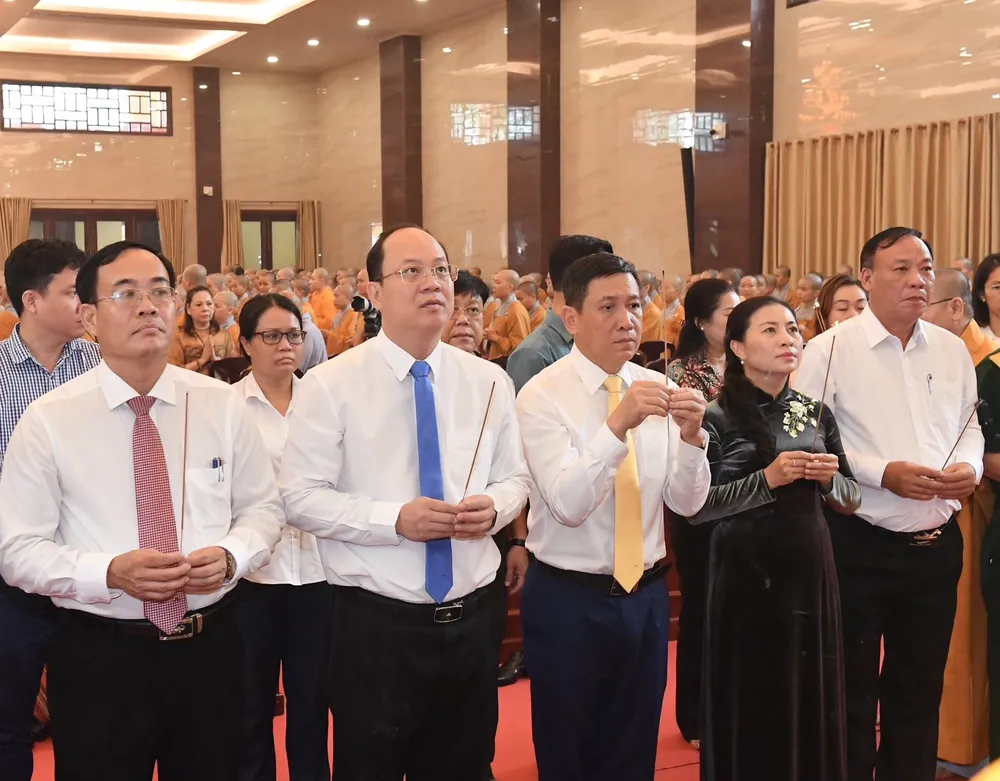 Lãnh đạo TPHCM dâng hương tưởng niệm Bồ tát Thích Quảng Đức. Ảnh: VIỆT DŨNG Lãnh đạo TPHCM dâng hương tưởng niệm Bồ tát Thích Quảng Đức. Ảnh: VIỆT DŨNG