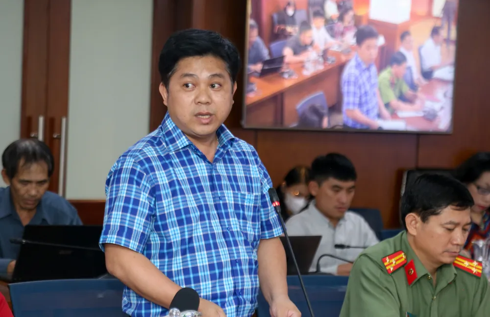 Chánh văn phòng Sở GD-ĐT TPHCM Hồ Tấn Minh thông tin tại họp báo. Ảnh: THẢO LÊ