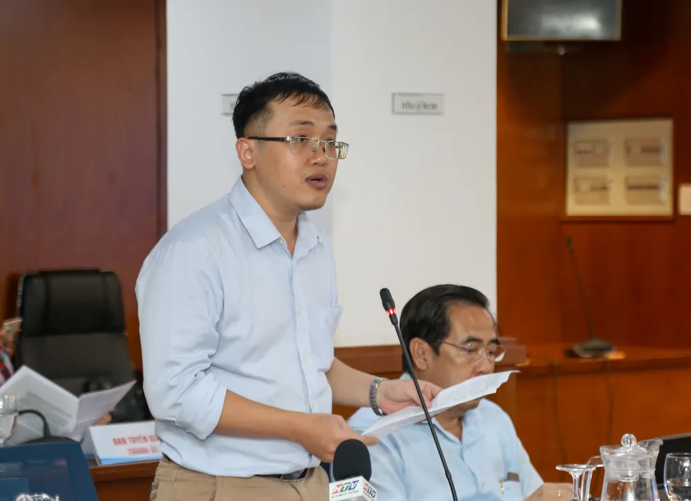 Ông Nguyễn Sĩ Long phát biểu tại cuộc họp. Ảnh: THẢO LÊ