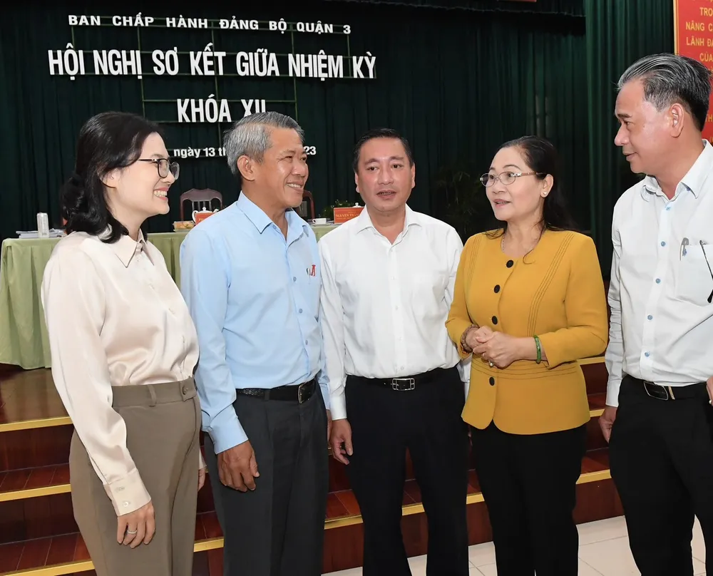 Chủ tịch HĐND TPHCM Nguyễn Thị Lệ trao đổi với lãnh đạo quận 3. Ảnh: VIỆT DŨNG Chủ tịch HĐND TPHCM Nguyễn Thị Lệ trao đổi với lãnh đạo quận 3. Ảnh: VIỆT DŨNG