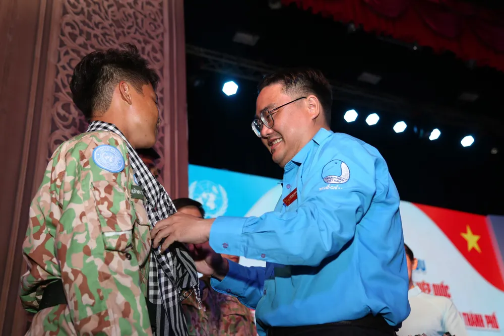 Thanh niên TPHCM tặng khăn rằn cho các chiến sĩ. Ảnh: THẢO LÊ Thanh niên TPHCM tặng khăn rằn cho các chiến sĩ. Ảnh: THẢO LÊ