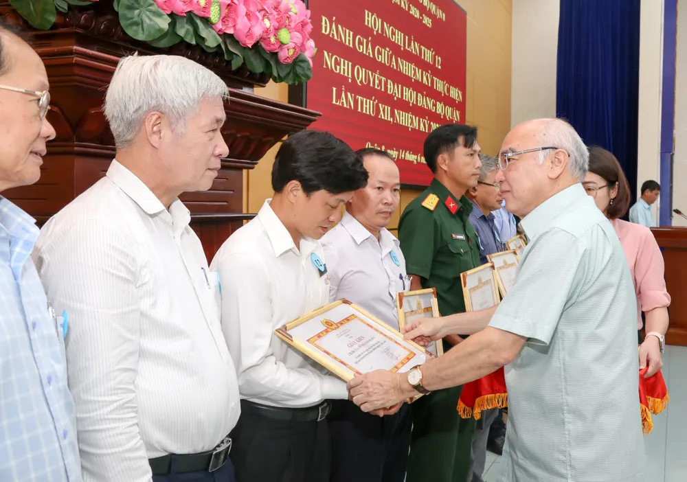 Đồng chí Phan Nguyễn Như Khuê trao bằng khen cho các tập thể có thành tích tốt trong việc thực hiện Nghị quyết đại hội Đảng bộ quận 8 nửa nhiệm kỳ qua. Ảnh: THẢO LÊ Đồng chí Phan Nguyễn Như Khuê trao bằng khen cho các tập thể có thành tích tốt trong việc thực hiện Nghị quyết đại hội Đảng bộ quận 8 nửa nhiệm kỳ qua. Ảnh: THẢO LÊ